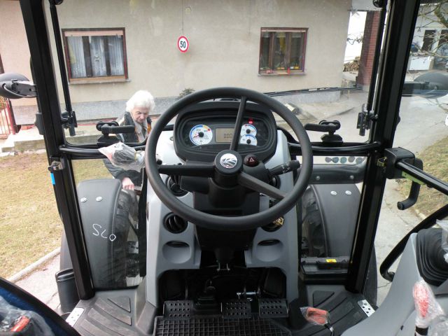 Traktor NEW HOLLAND T4 POWERSTAR - foto
