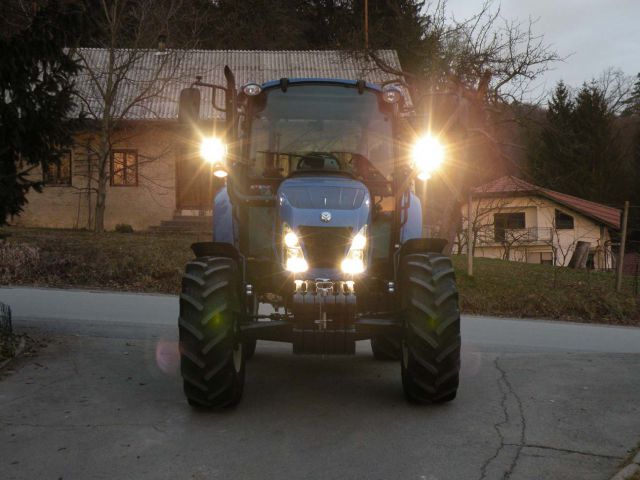 Traktor NEW HOLLAND T4 POWERSTAR - foto