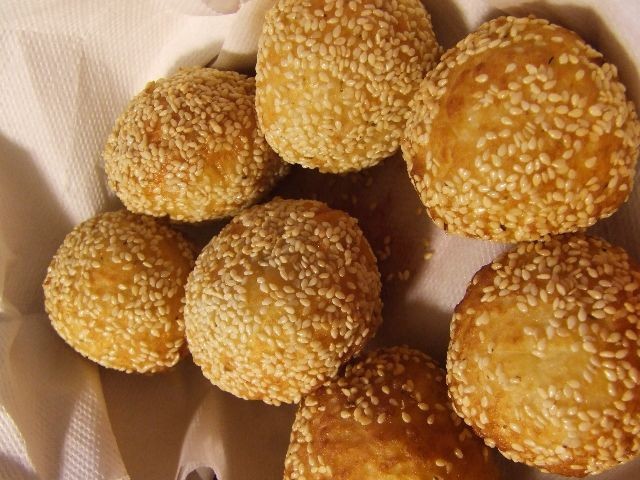 Krompirjeve kroglice s sezamom in sirom