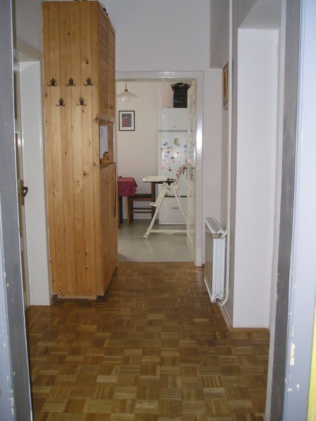 pogled iz stopnišča proti kuhinji (takoj na levi strani WC, poleg vrata spalnice, naravnos