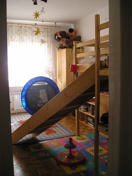 Otroška soba, pogled na V, tla: parket
