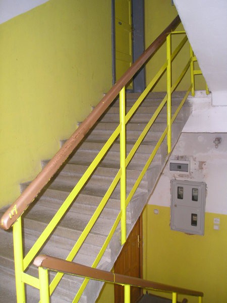stopnišče čaka na obnovo, ki bi naj bila v kratkem (financiranje iz skupnega sklada, v kat