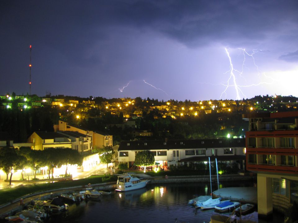 Strele in luna - foto povečava