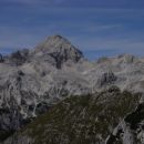 Triglav. Levo spodaj Planika, desno Kredarica.