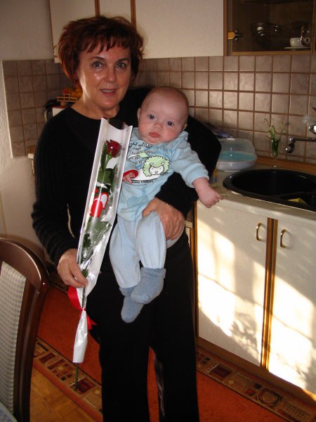 Od babi sem za valentinovo dobil rdečo vrtnico-znak ljubezni.