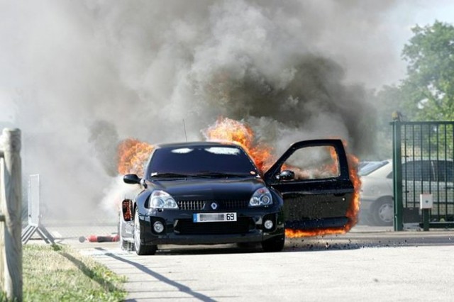 Clio burning - foto