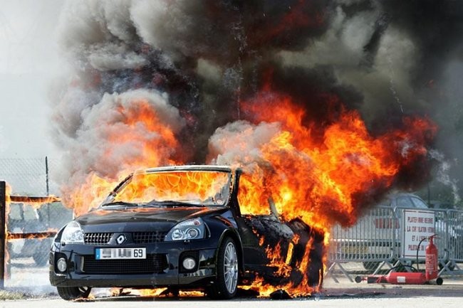 Clio burning - foto povečava