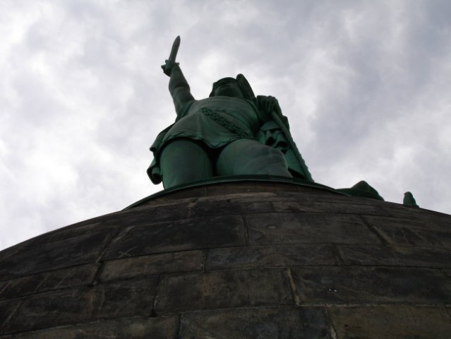 Hermanov spomenik v tevtoburskem gozdu oz. kaj ima junak pod hlacami :-D