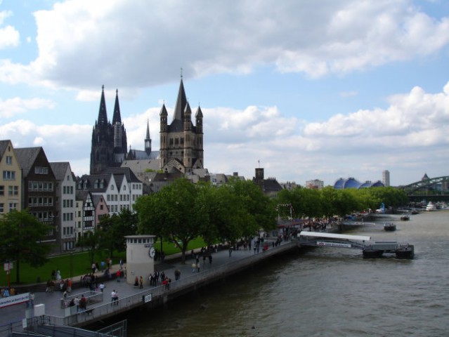 Obrezje Rena, v ozadju katedrala in St.Martin (Köln)