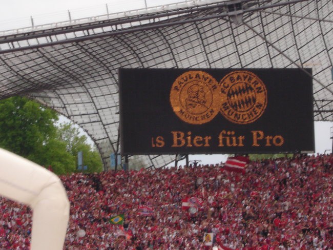 Zmaga Bayerna navijacem prinese nekaj hektolitrov zastonj piva... :-)