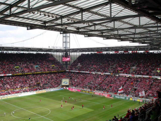 Polni RheinEnergie Stadion (51.000)
