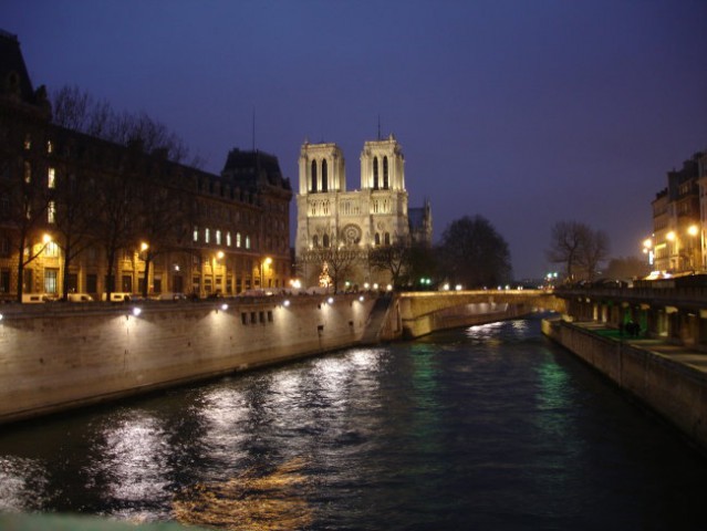 Notre-Dame ponoci ...