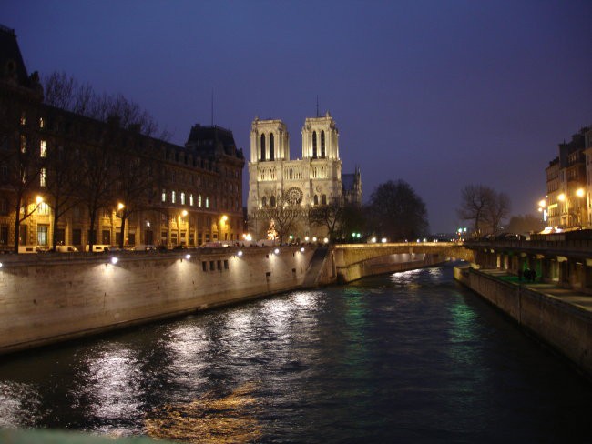 Notre-Dame ponoci ...