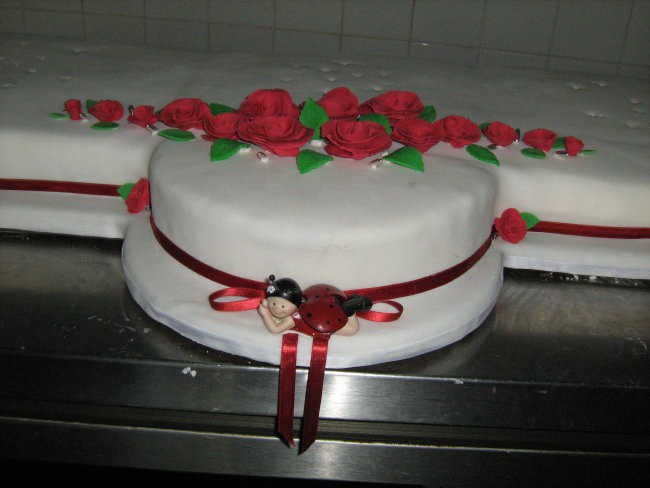 spodnji del poročne torte