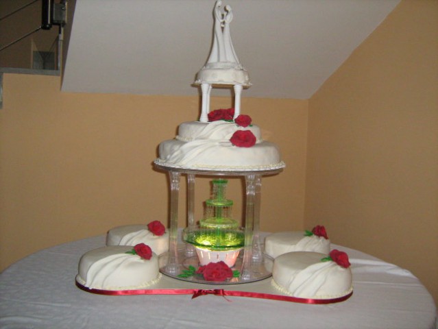 čudovita poročna torta s fontano
