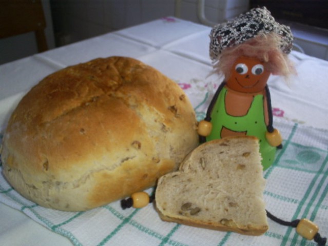 Orehov kruh in tetka ki mi pomaga pečt dobrote