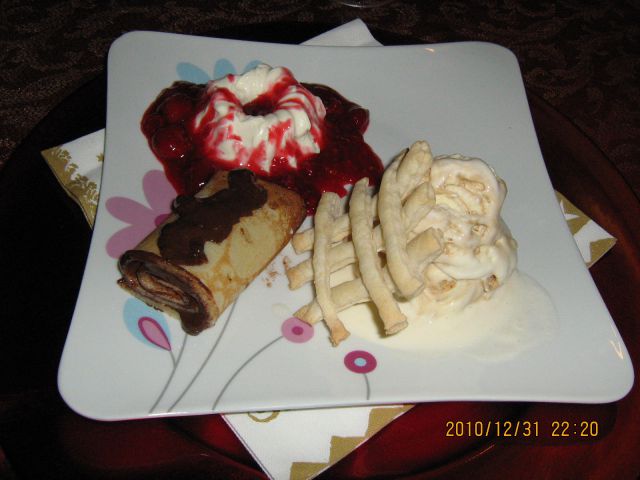 Panakota z malinami,kavni sladoled,palačinka s čokolado