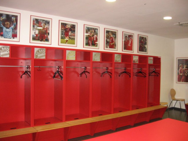 FC Bayern München locker room....slike nad boksom so pa zato, da vsak igralc ve kje sedi, 