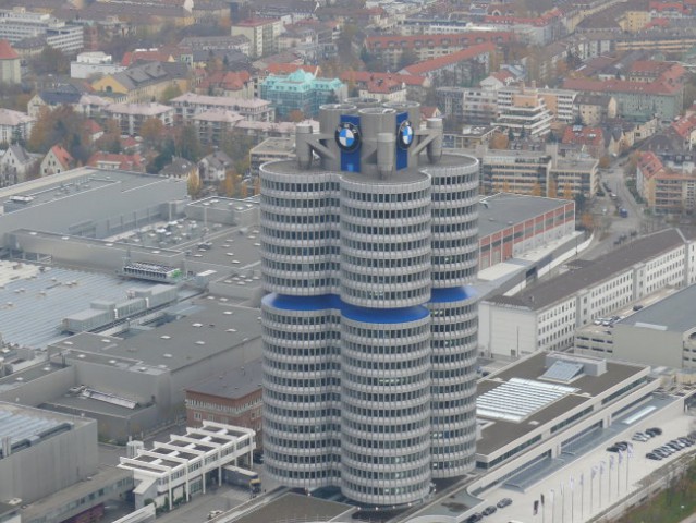 München - Olimpijski trg in stolp - foto