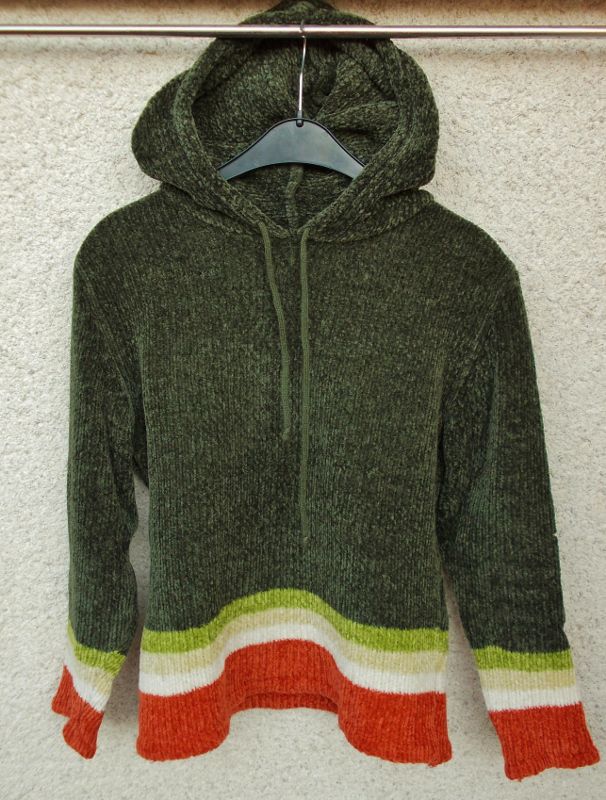pulover s kapuco, vel.176, cena: 8€