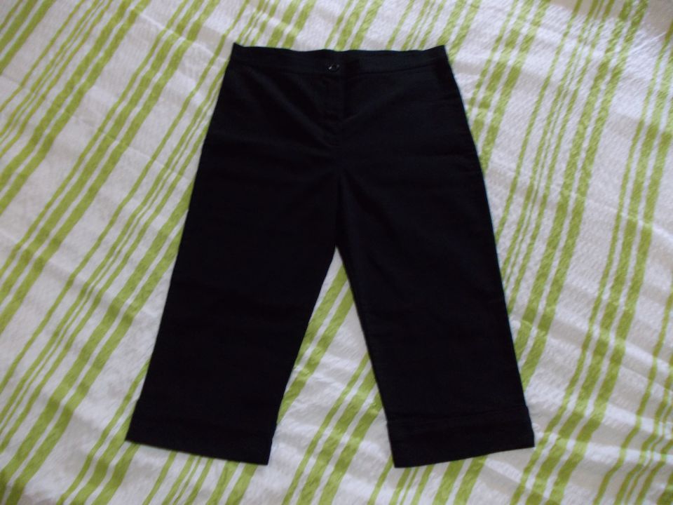 črne elastične 3/4 hlače, vel.38, cena: 6€