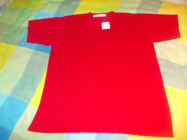 Nova rdeča majica, vel.44, cena 6€