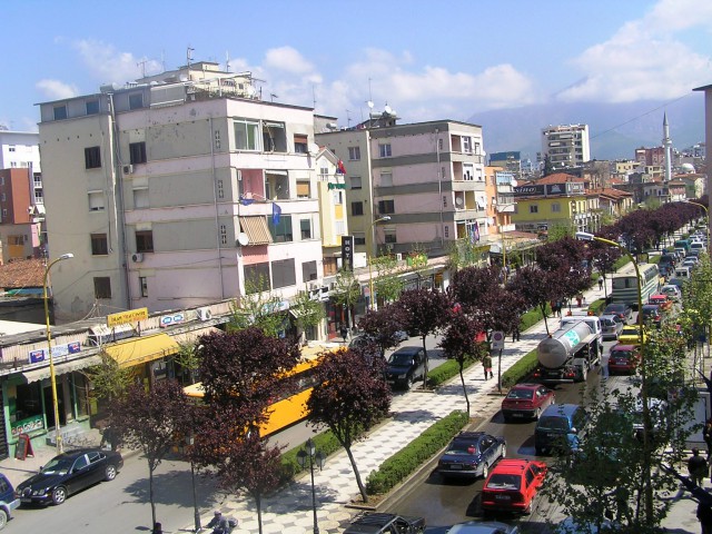 Pogled iz okna inštituta na eno glavnih ulic Tirane
