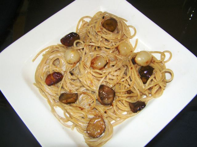 špageti s kostanjem in čebulicami
