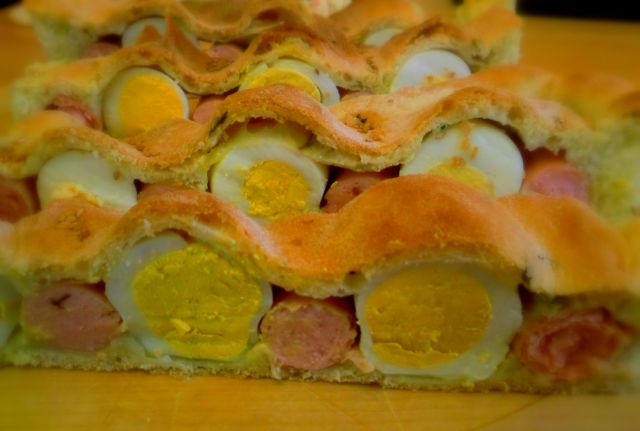 čemaževa kvašena pita z jajci in hrenovkami