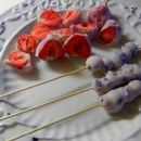 zmrznjene jagode in borovnice v jogurtu