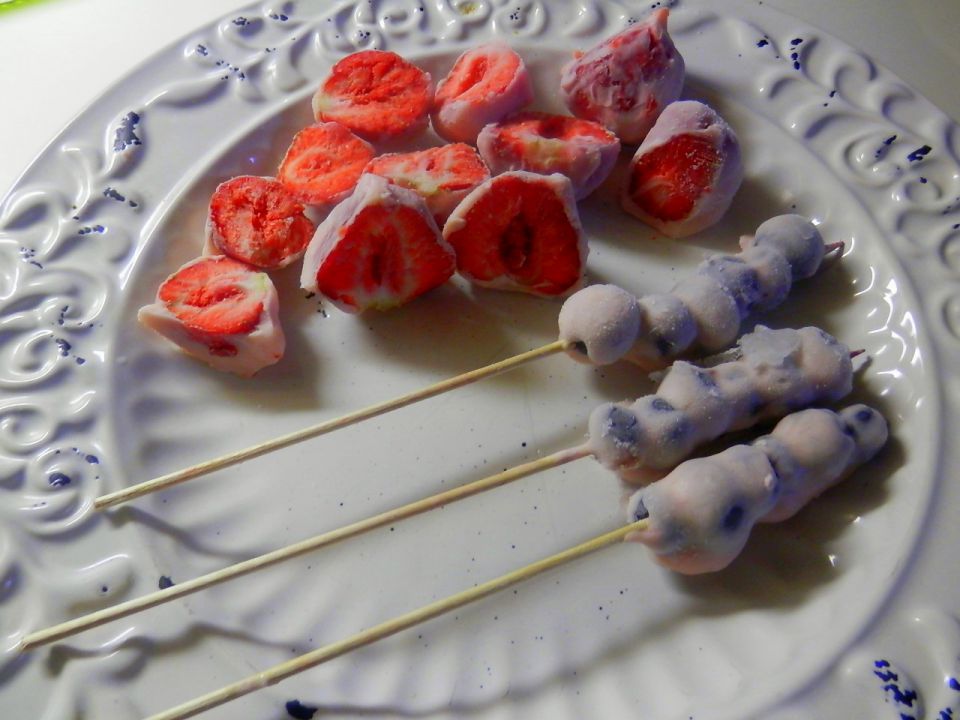 zmrznjene jagode in borovnice v jogurtu