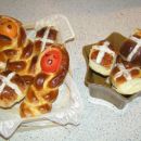 menihi in hot cross buhtlji