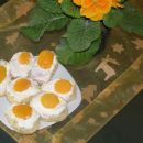 Biskvitna jajčka, premazana z marmelado, kislo smetano in polovička marelice