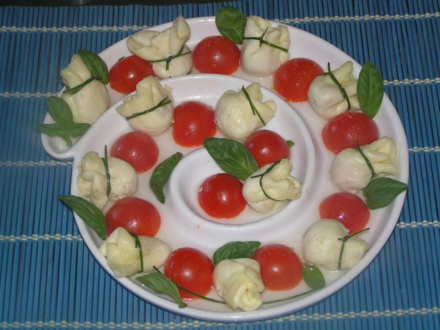 Mozzarelini mošnjički s paradižnikom