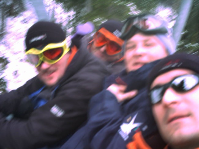 lahko bi se zmenli kake očale bomo meli pa kak jih bomo nosli da bi bli enotni
