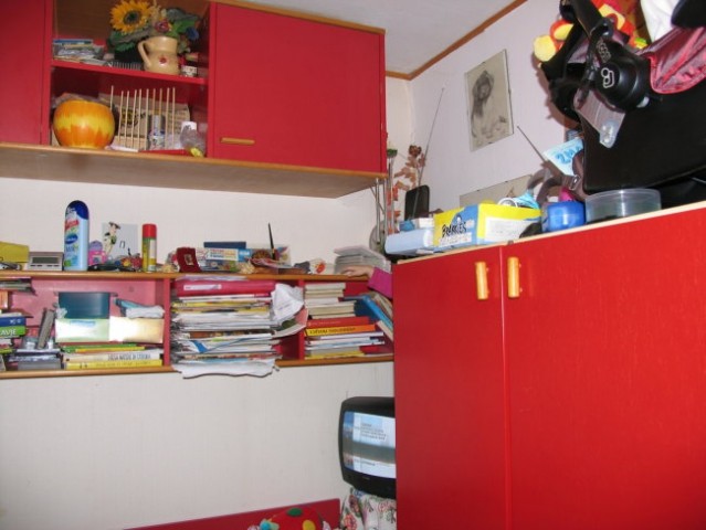 Moja stara soba - načeloma bi lahko odnesla dvojne police, majhen predalnik, in omaro