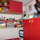 Moja stara soba - načeloma bi lahko odnesla dvojne police, majhen predalnik, in omaro