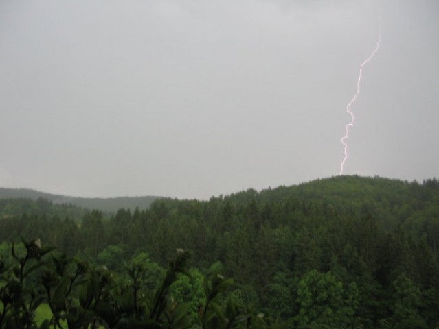 Med nevihto;
junij 2005
