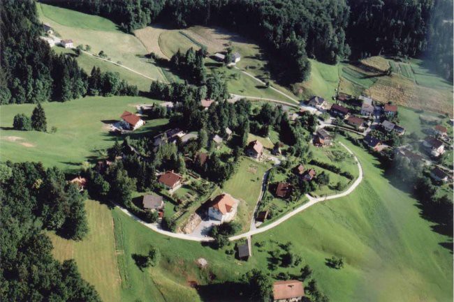 Pogled na našo soseščino iz zraka;
junij 2001