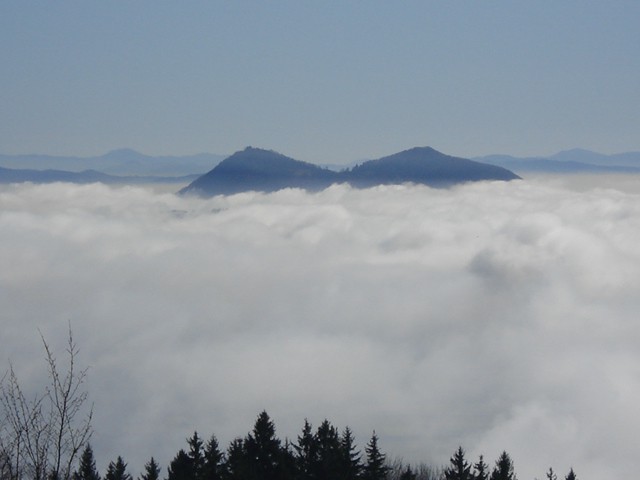 Šmarna gora se kopa v soncu, Ljubljana in okolica v megli .. prava paša za oči :))