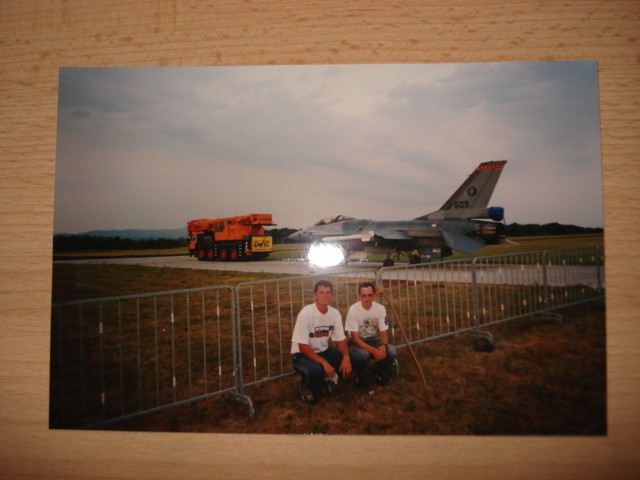 Tukaj na letalskem mitingu leta 2000 v CERKLJAH NA DOLENJSKEM. v ozadju lovsko bombniško l