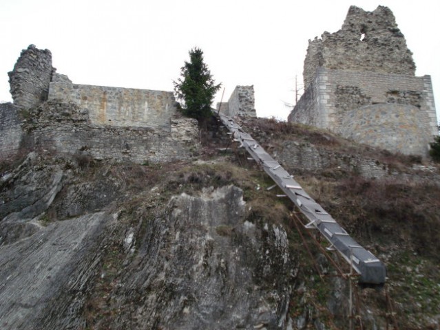 Pogled na ruševine kjer je nekoč stal pravi grad .