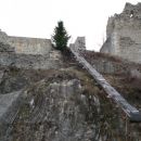 Pogled na ruševine kjer je nekoč stal pravi grad .