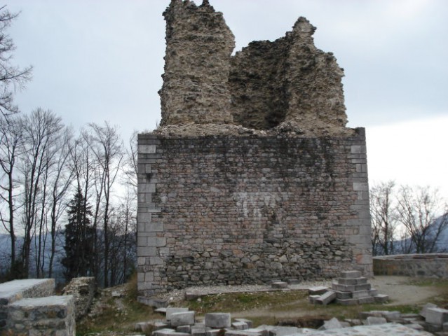 Del stolpa ki se je ohranil še do danes .Predvidena naj bi bila obnova.