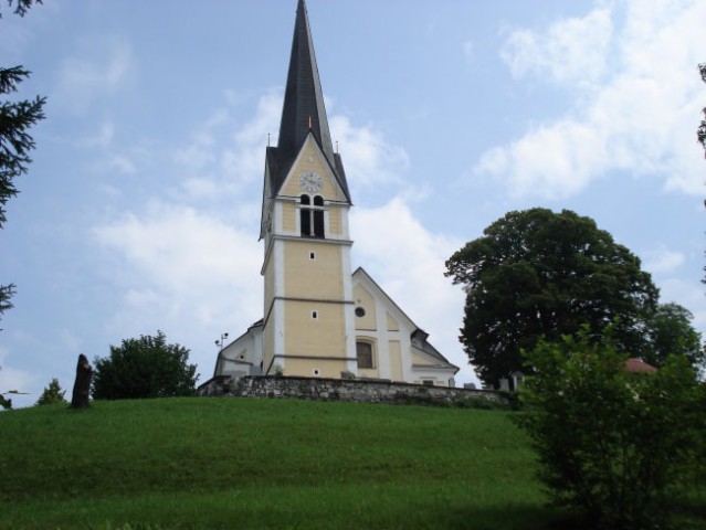 In še cerkev na vrhu Homškega hriba.