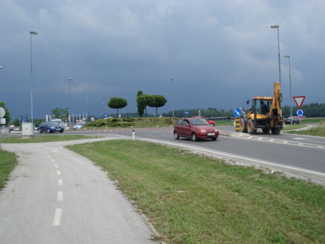 Rondo v Kranju pred merkatorjem in v uzadju vse bolj bližajoča se nevihta.