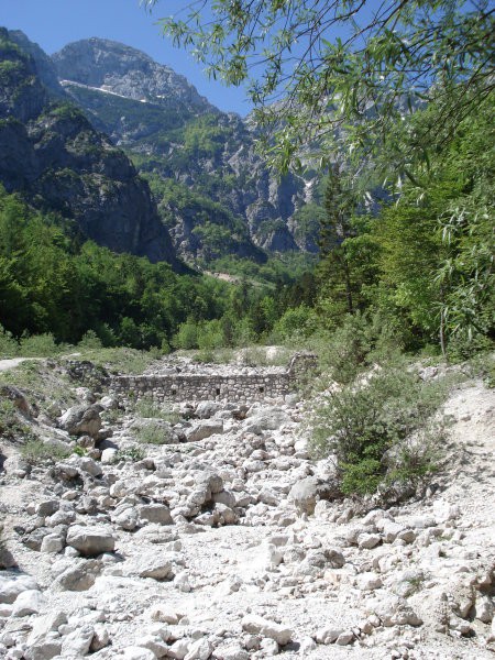 Grapa kjer ob dežju nastane hudournik.