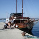 Posnetek lesene ladje je pri Sv. Bernardinu na pomolu .Gre za turistično ladjo ,ki je povs