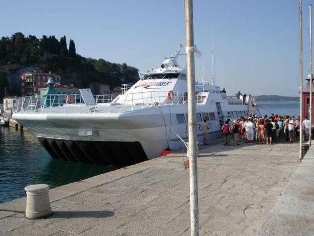 Včasih pripelje v Piran tudi kakšen velik katamaran ki pripelje nove turiste in odpelje st