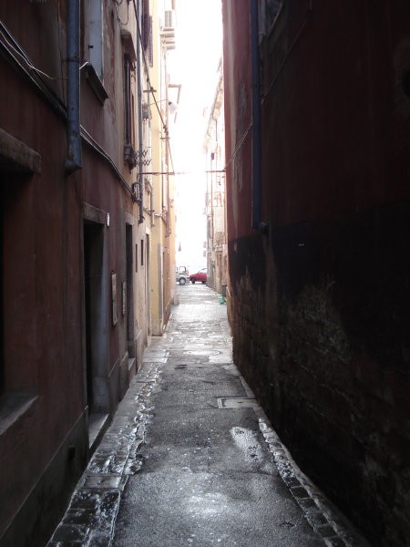 In še malo slik iz ulic Pirana .Nekatere uličice so tako ozke ,da se komaj srečata dva spr